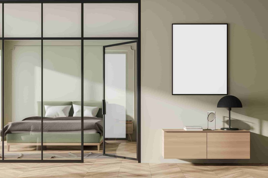 Lichtgroene slaapkamer achter glazen deur