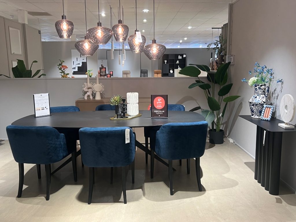 aanbieding voor eetkamerstoelen bij Goossens wonen. 6de gratis