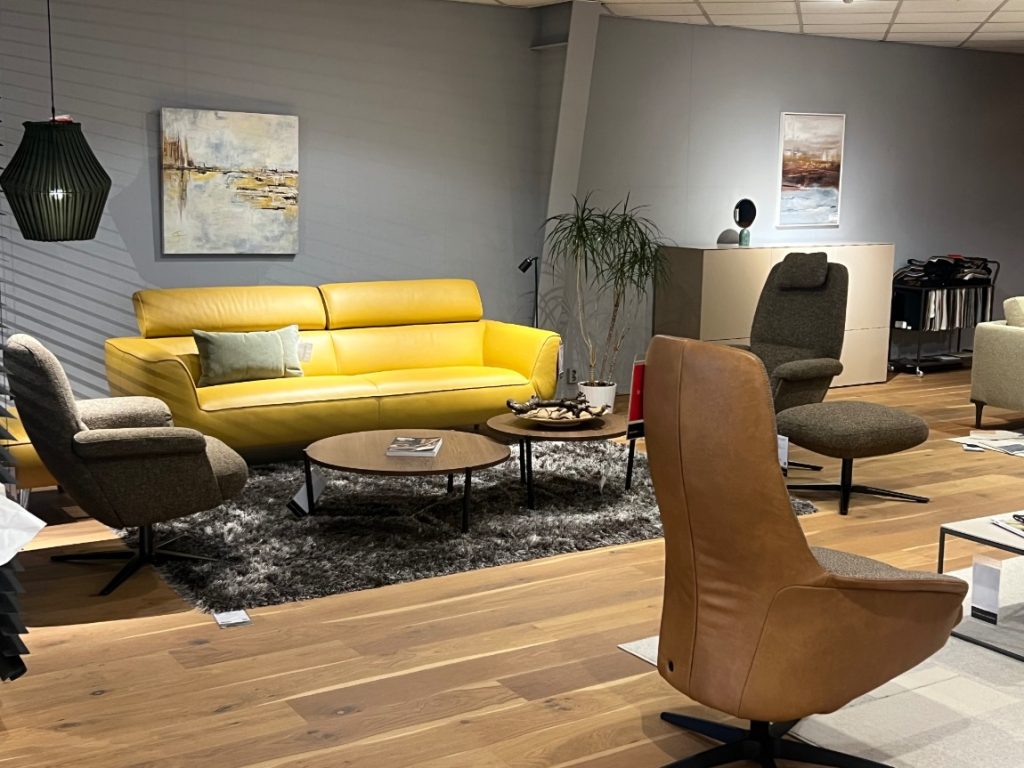 Gele design bank in de winkel