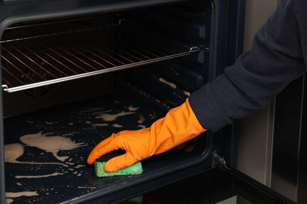 binnenkant van de oven schoonmaken