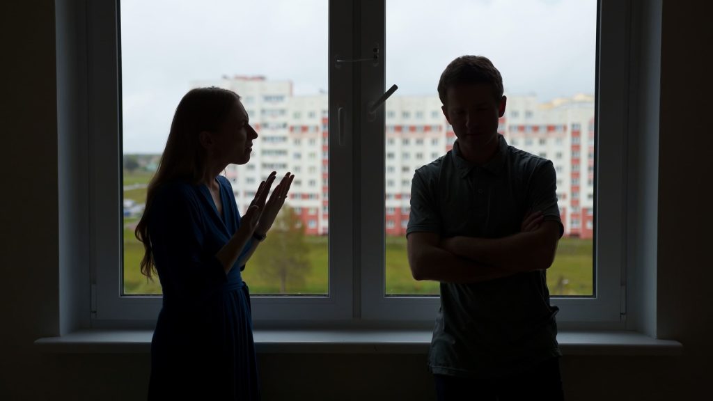 koppel heeft discussie over de verwarming