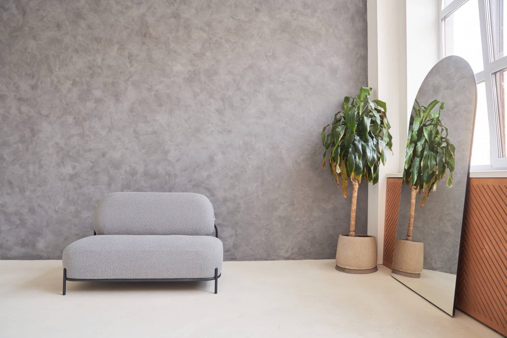 woonkamer zonder banken maar met comfortabele sofa