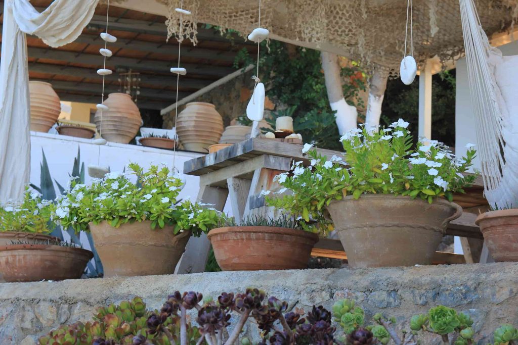 terrasoverkapping met plantenbakken